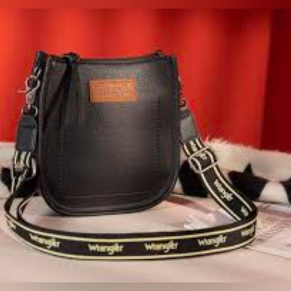 Wrangler Black Leather Shoulder Bag - Picture 8 of 12